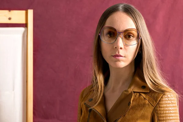 Nahaufnahme Einer Jungen Frau Ohne Make Mit Beabsichtigtem Look Rauchbrille — Stockfoto