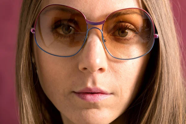 Makyajsız Genç Bir Kadının Kasıtlı Bakışları Dumanlı Gözlük Tak — Stok fotoğraf
