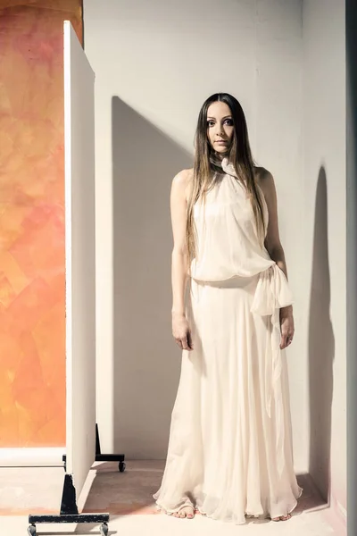 Retrato Mujer Con Elegante Vestido Blanco Sin Zapatos —  Fotos de Stock