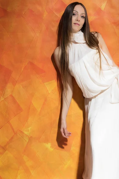 Mujer Con Vestido Blanco Suave Posando Sobre Fondo Artístico Copiar —  Fotos de Stock