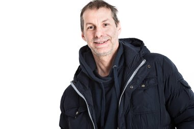 Beyaz arka planda stüdyoda orta yaşlı bir adamın portresi
