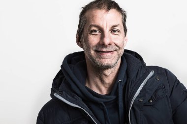 Beyaz arka planda stüdyoda orta yaşlı bir adamın portresi