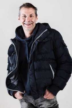 Beyaz arka planda stüdyoda orta yaşlı bir adamın portresi