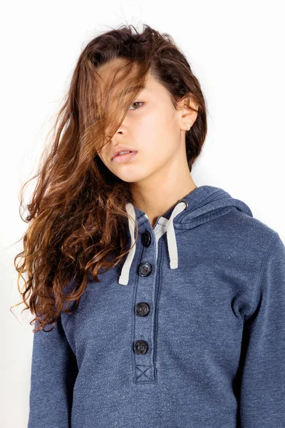 Teenager Mit Faulem Gesicht Trägt Ein Blaues Sweatshirt Während Posiert — Stockfoto