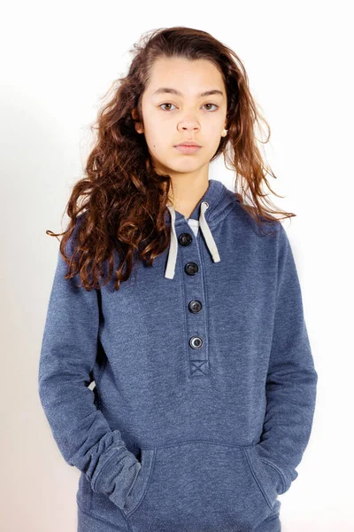 Teenager Mit Faulem Gesicht Trägt Ein Blaues Sweatshirt Während Posiert — Stockfoto