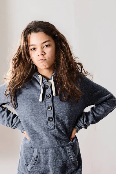 Adolescente Está Enojado Usando Una Sudadera Azul Mientras Posa — Foto de Stock