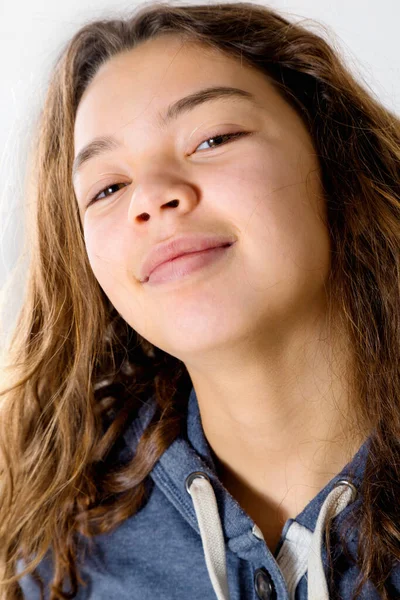 Adolescente Con Cara Perezosa Usando Una Sudadera Azul Mientras Posa — Foto de Stock