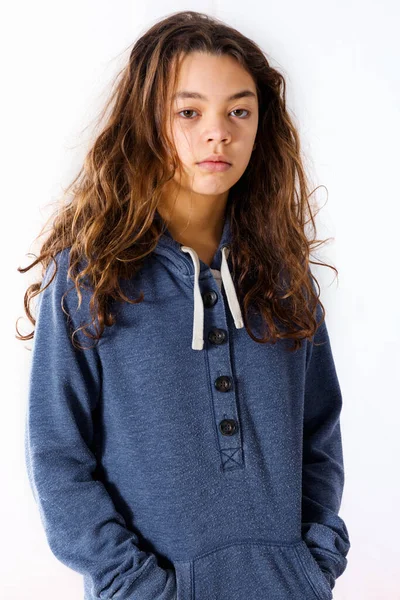 Adolescente Con Cara Perezosa Usando Una Sudadera Azul Mientras Posa — Foto de Stock