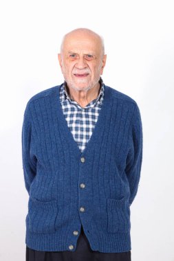 Ekose gömlekli yaşlı adam portresi. Beyaz arkaplanda izole