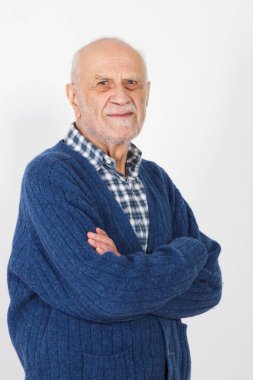 Ekose gömlekli yaşlı adam portresi. Beyaz arkaplanda izole