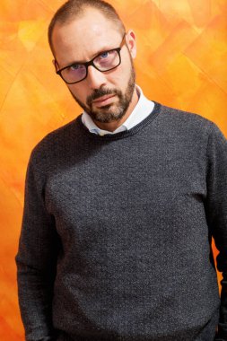 Süveter, gömlek ve gözlüklü şık giyimli iş adamının portresi.
