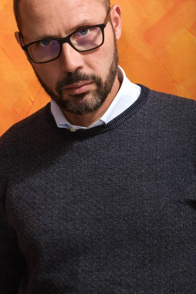 Retrato Homem Negócios Vestido Elegante Com Suéter Camisa Óculos — Fotografia de Stock