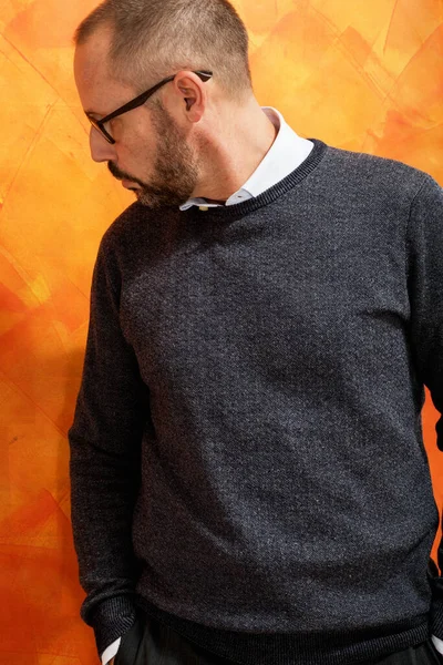Retrato Elegante Hombre Negocios Vestido Con Suéter Camisa Gafas — Foto de Stock