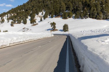 Ticino 'da, İsviçre Alpleri' nde Lukmanier 'in yanında çok kar olan temiz bir yol. İçeride kimse yok.