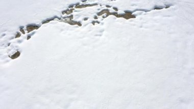 İsviçre Lukmanier arazisinin havadan görünüşü, akarsu, bir sürü ayak izi ve orman. İçeride kimse yok.