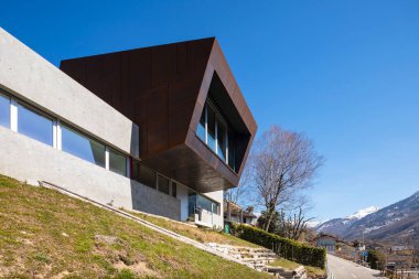 Dış modern izole villa, doğa ile çevrili. Demir ve beton kaplama. İçeride kimse yok.