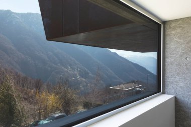 Ticino 'daki İsviçre dağları manzaralı çok geniş bir pencere ayrıntısı. İçeride kimse yok.