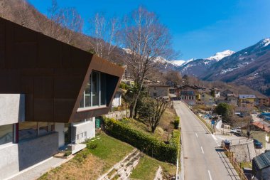 Dış modern izole villa, doğa ile çevrili. Demir ve beton kaplama. İçeride kimse yok.