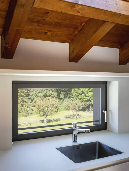 Moderno Detalle Cocina Blanca Con Fregadero Acero Ventana Con Vistas — Foto de Stock