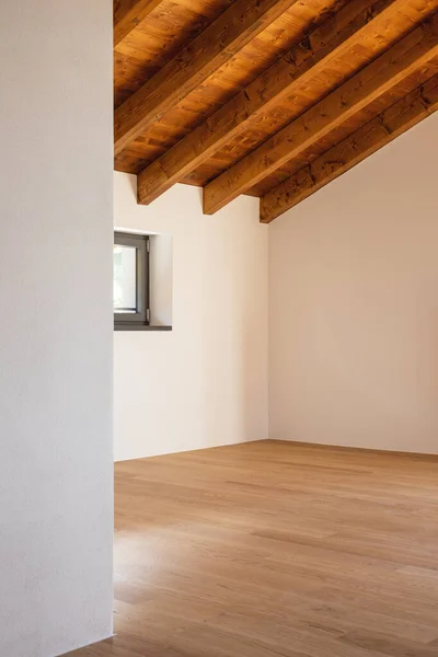 Detail Open Door Empty White Room Exposed Wood Beams Hardwood — Stock Photo, Image