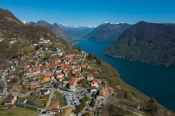 南スイスのカントンティチーノでルガーノ湖 ルガーノ市とモンテ ブレの空中ビュー 晴れた日 — ストック写真