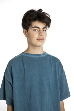 Beyaz arka planda genç bir çocuğun portresi tüm gençlerin sorunlarıyla baş başa kameranın önünde duruyor..