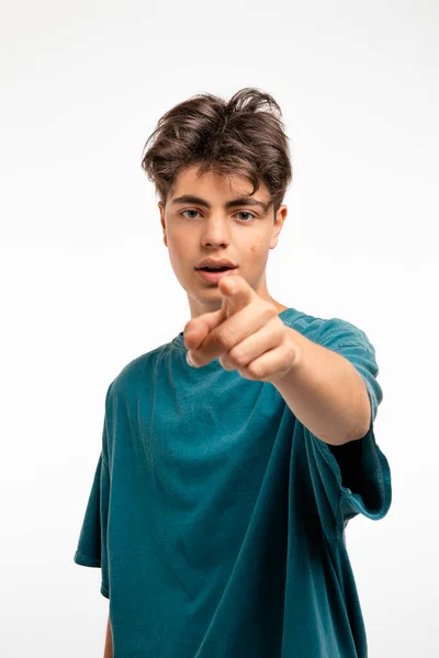 Retrato Adolescente Sobre Fondo Blanco Estudio Niño Está Pie Señalando —  Fotos de Stock