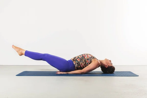 Donna Yoga Pesce Posa Posizione Sfondo Bianco — Foto Stock