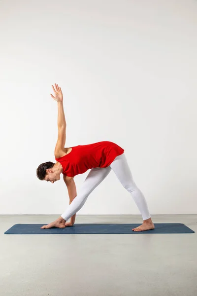 Mujer Parivrtta Trikonasana Posición Yoga Suelo Baca Blanco —  Fotos de Stock