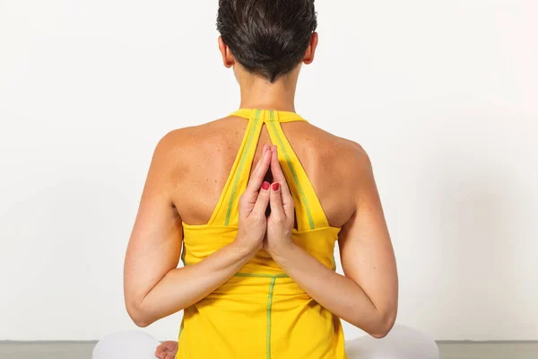 Vrouw Die Yoga Doet Omgekeerde Gebed Houding Pashchima Namaskarasana Witte — Stockfoto