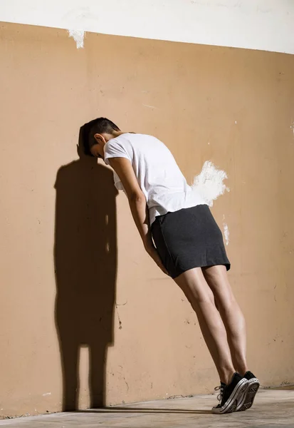 Una Mujer Joven Empuja Pared Hay Una Gran Sombra Alrededor — Foto de Stock