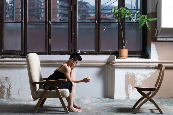 Mujer Sentada Sillón Perfil Con Una Ventana Detrás —  Fotos de Stock