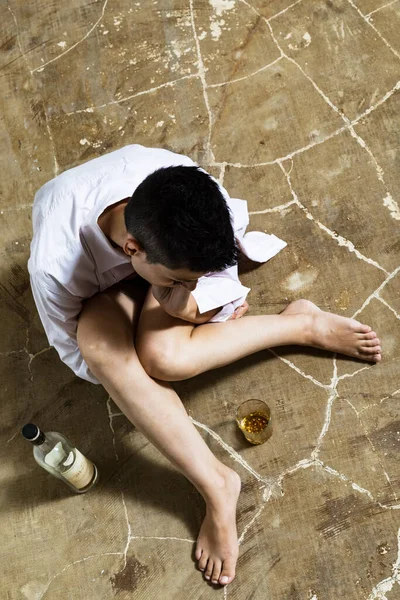 Lonely Woman Sitting Ground Glass Alcohol Surely She Thinks Life — Stock Photo, Image