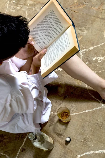 Une Femme Assise Par Terre Lit Livre Avec Verre Alcool — Photo