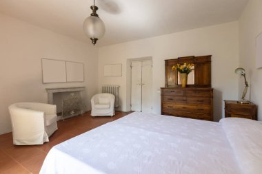 Kırsal ve taşra tarzında iki odalı bir ev. İtalya 'dayız. İçeride kimse yok.