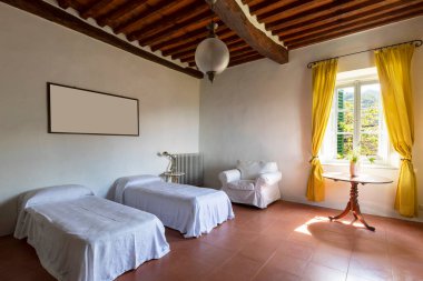 İki yataklı bir yatak odası. Sparta ambiyansı ve lüks bir şey yok. İçeride hiç insan yok ve yerler kırmızı ve güzel..