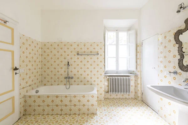 Intérieur Une Ancienne Salle Bain Avec Fenêtre Baignoire — Photo