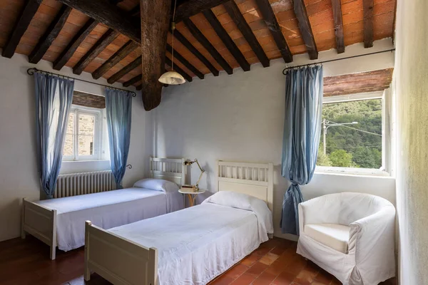 古い寝室のインテリアは ほぼアンティーク 典型的なイタリア式 誰も中に — ストック写真
