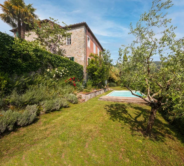 托斯卡纳美丽的意大利农舍 四周环绕着大自然 有一个大花园 季节是夏天 阳光灿烂 — 图库照片