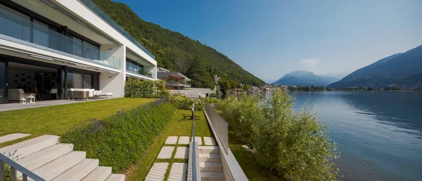 Casa Moderna Dois Apartamentos Com Belo Jardim Diretamente Lago Ceresio — Fotografia de Stock