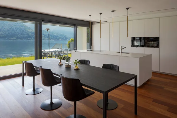 一间现代化的公寓 厨房和餐厅的内部站在一起 地板华丽而珍贵 厨房是白色的 简而言之 一个超级设计架构 西里西亚湖景 — 图库照片