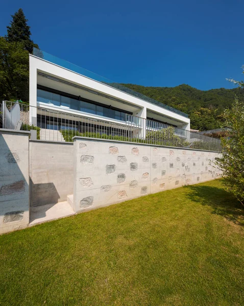 Aşağıdan Görünen Modern Bir Çünkü Önünde Taş Beton Bir Duvar — Stok fotoğraf