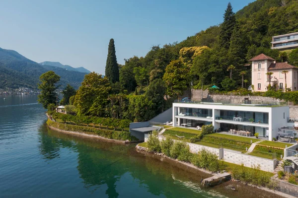 Modernes Haus Mit Direktem Zugang Zum See Luftaufnahme Der Drohne — Stockfoto