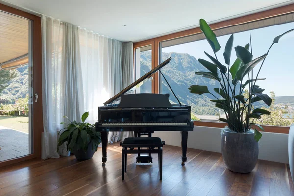 Black Piano Patio Garden Large Window Overlooking Valley Lake View — Stock Photo, Image