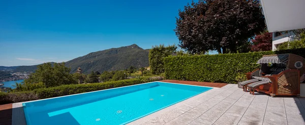 Large Modern Pool Overlooking Lake Valley Nestled Mountains Switzerland Sunny — Stock Photo, Image