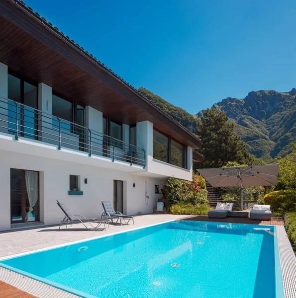 Modern two-story house with large pool overlooking the mountains. Two chaise lounges to enjoy the sun, two sunbeds and a large open umbrella to enjoy your vacation. Nobody inside