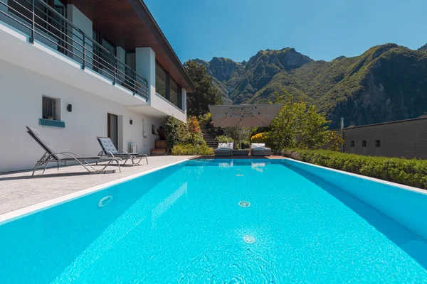 Modern two-story house with large pool overlooking the mountains. Two chaise lounges to enjoy the sun, two sunbeds and a large open umbrella to enjoy your vacation. Nobody inside