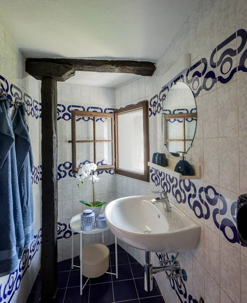 Cuarto Baño Pequeño Con Lavabo Espejo Redondo Hay Una Mesa — Foto de Stock