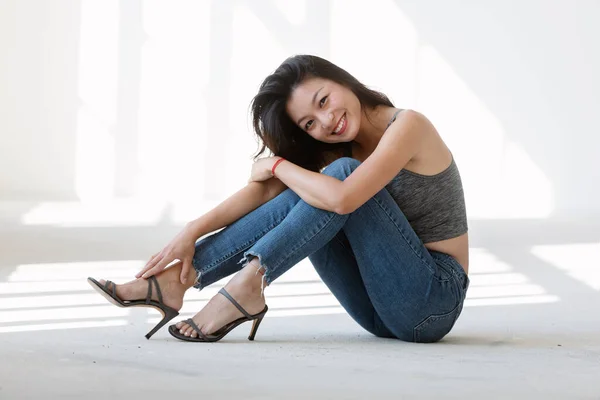Yerde Oturan Güzel Asyalı Kız Portresi Kot Pantolon Spor Bir — Stok fotoğraf