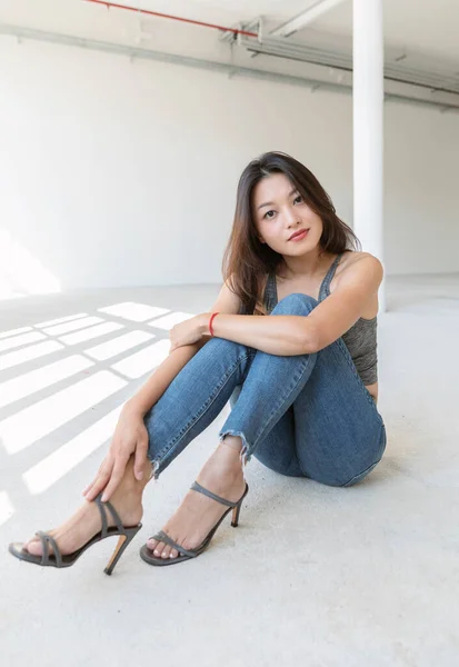 Portrait Beautiful Asian Girl Sitting Ground She Wearing Blue Jeans — 스톡 사진